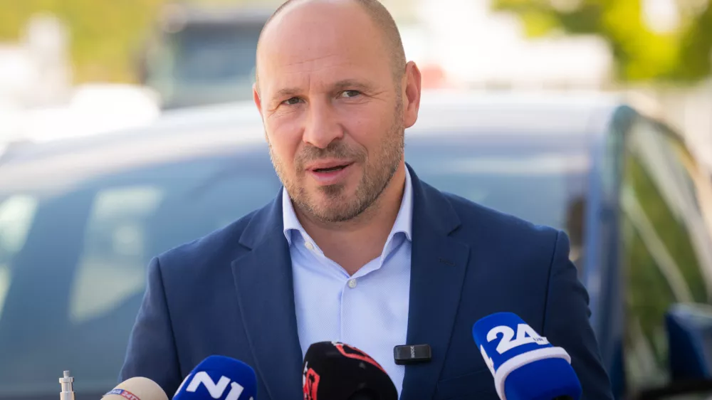 Ljubljana, Tesla Center Ljubljana.Minister za infrastrukturo in energetiko Jernej Vrtovec je obiskal Tesla Center Ljubljana, kjer je preizkusil napredni sistem avtonomne voznje pod nadzorom (FSD Supervised) in se seznanil z njegovim delovanjem v praksi.