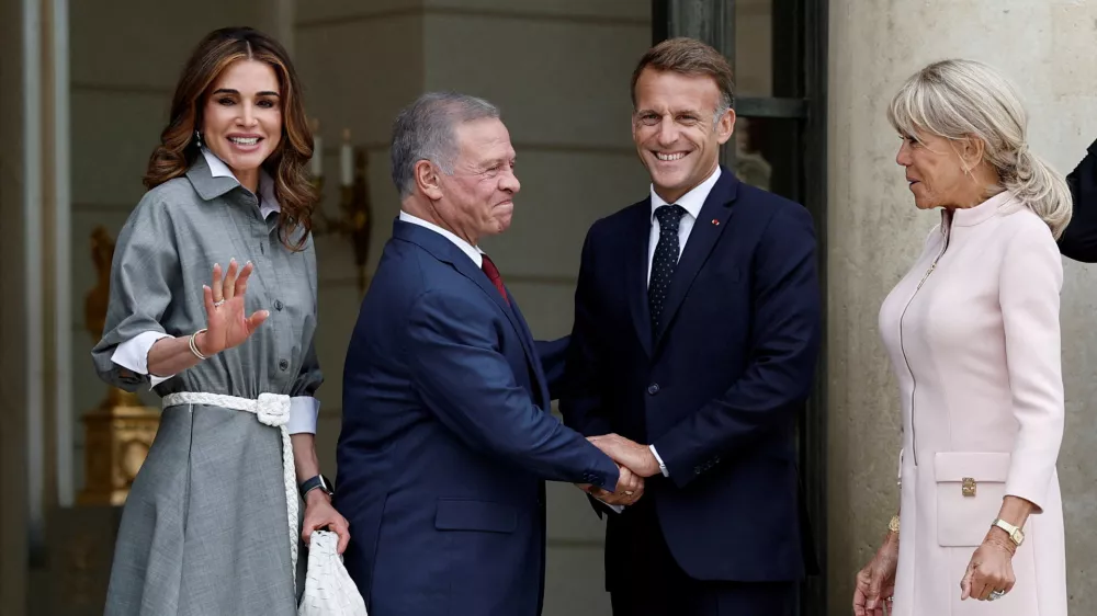 French President Macron and his wife Brigitte Macron welcome Jordan's King Abdullah II and his wife Queen Rania for a lunch meeting at the Elysee Palace in Paris, France, September 17, 2026. REUTERS/Benoit Tessier   TPX IMAGES OF THE DAY