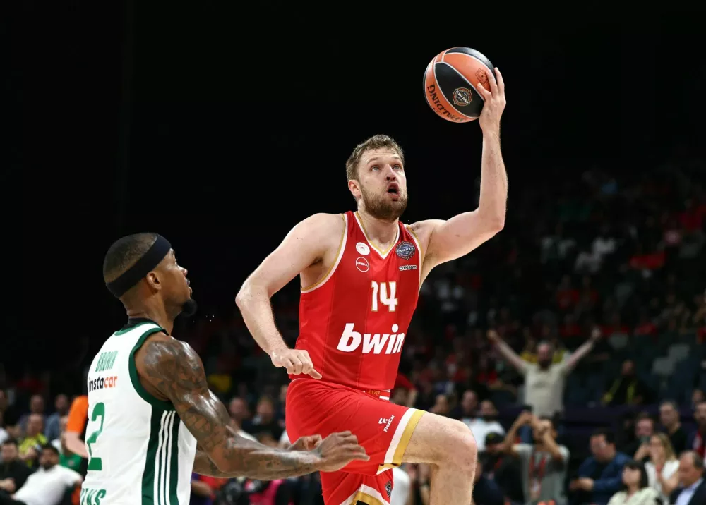 ABU DHABI, UNITED ARAB EMIRATES - MAY 25: Sasha Vezenkov of Olympiacos Piraeus drives the ball to the basket during Third Place game of Turkish Airlines Euroleague Final Four Abu Dhabi 2025 between Olympiacos Piraeus vs Panathinaikos Aktor Athens at Etihad Arena on May 25, 2025 in Abu Dhabi, United Arab Emirates. (Photo by Francois Nel/Getty Images) / Foto: Francois Nel