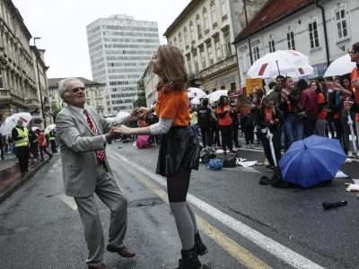 - simbolična fotografija - mladi - stari - starostniki - mladina - zabava - veselje- Maturantska parada 2015 - ulična četvorka - mednarodni sinhroni ples maturantov na ulici v organizaciji plesne &scaron;ole Ur&scaron;ka - Gosposvetska cesta     ///FOTO: Luka Cjuha. / Foto: Luka Cjuha