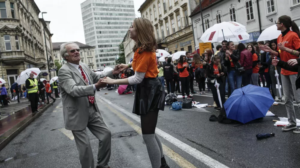 - simbolična fotografija - mladi - stari - starostniki - mladina - zabava - veselje- Maturantska parada 2015 - ulična četvorka - mednarodni sinhroni ples maturantov na ulici v organizaciji plesne &scaron;ole Ur&scaron;ka - Gosposvetska cesta     ///FOTO: Luka Cjuha. / Foto: Luka Cjuha