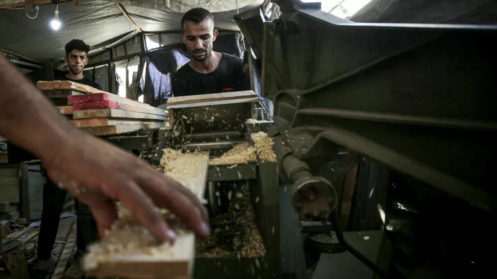 GAZA CITY, GAZA, PALESTINE - SEPTEMBER 17: Palestinian carpenter Mahmoud Abu al-Kas, 26, crafts wooden desks from repurposed humanitarian aid pallets at a makeshift workshop in the Saraya area of central Gaza City, Palestine on September 17, 2026. Working amid severe resource shortages caused by the ongoing war and blockade, Abu al-Kas repurposes wooden transport pallets into classroom furniture to supply makeshift schools and help displaced children continue their education. Saeed M. M. T. Jaras / AnadoluNo Use USA No use UK No use Canada No use France No use Japan No use Italy No use Australia No use Spain No use Belgium No use Korea No use South Africa No use Hong Kong No use New Zealand No use Turkey / Foto: Saeed M. M. T. Jaras