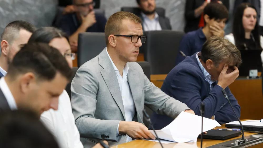 Boris Mijič resnica21.9.2026 - začetek redne seje DZ z glasovanjem o zahtevi skupine poslank in poslancev, Državni zbor redna sejaFoto: Luka Cjuha