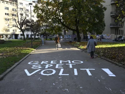  - simbolična fotografija - - 08.11.2022 &ndash; Predsedni&scaron;ke in lokalne volitve 2022 - napis na cesti Gremo spet volit. //FOTO: Nik Erik Neubauer / Foto: Nik Erik Neubauer