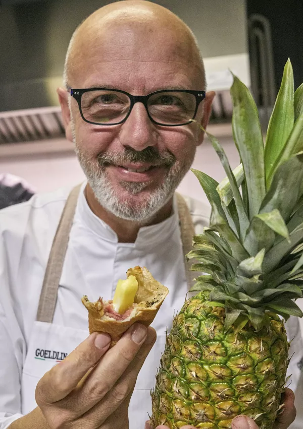 CAIAZZO, CAMPANIA, ITALY - 2018/11/21: Franco Pepe, appointed the best pizzamaker in the world prepares a new fried pizza called "Ananascosta" (Hidden Pineapple) in his pizzeria "Pepe in Grani" in Caiazzo, near Caserta, southern Italy. Ananascosta is a new fried pizza with raw ham, pineapple served in a cupper cup. (Photo by Luciano Furia/KONTROLAB /LightRocket via Getty Images) / Foto: Kontrolab