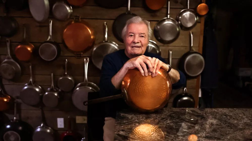 Madison, CT - October 16: French chef Jacques P&eacute;pin poses for a portrait in his home kitchen on October 16, 2025. (Photo by Barry Chin/The Boston Globe via Getty Images) / Foto: Boston Globe