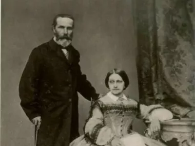 Zakonca Hočevar sta leta 1860&ndash;1862 živela v Gradcu, kjer je ta fotografija nastala, tam pa sta prenovila Hotel zur Stadt Triest in ga nato ugodno prodala naprej. F arhiv Posavski muzej Brežice / Foto: Arhiv Posavski Muzej Brežice