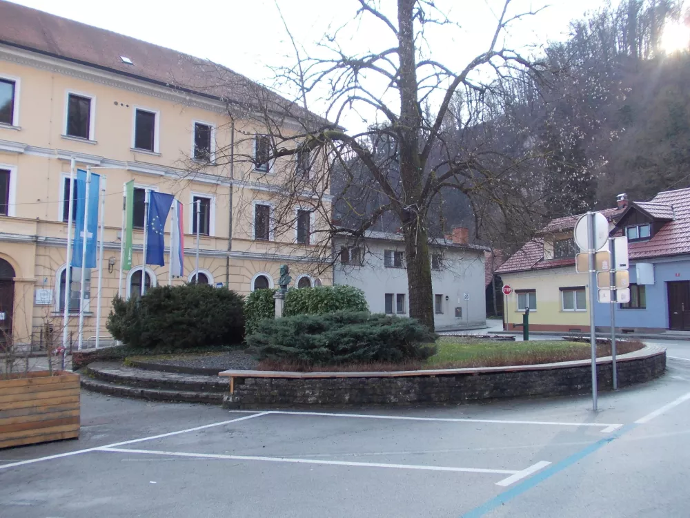 Spomenik Martinu Hočevarju na Hočevarjevem trgu v Kr&scaron;kem / Foto: Wikipedija