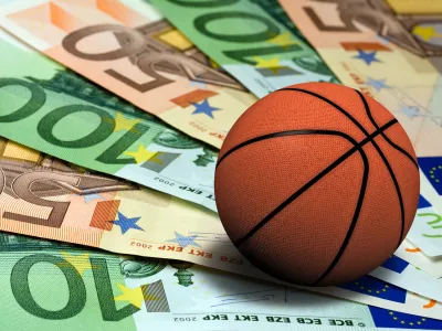 Basketball ball on euro banknotes concept / Foto: Canbedone Getty Images/istockphoto