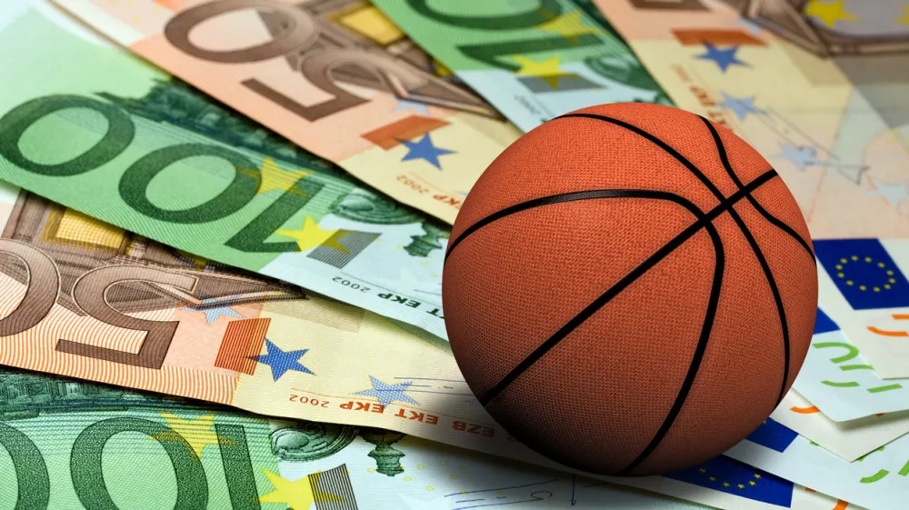 Basketball ball on euro banknotes concept / Foto: Canbedone Getty Images/istockphoto