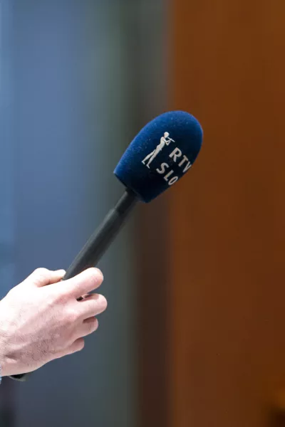 - simbolična fotografija - mediji - programski svet RTV, mikrofon - 03.03.2020 &ndash; Državni zbor -16. redna seja DZ &ndash; poslanci razpravljali in glasovali o kandidaturi predsednika SDS Janeza Jan&scaron;e za mandatarja 14. slovenske vlade //FOTO: Matjaž Ru&scaron;t / Foto: Matjaž Ru&scaron;t