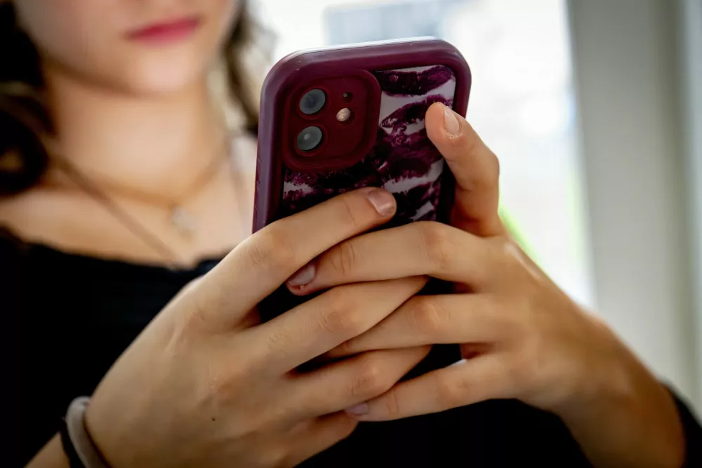 ILLUSTRATIVE - A teenage girl on her mobile phone. A 2014 Maastricht University study found that 70% of young people under 21 are addicted to their mobile phones. More than 1,400 doctors, scientists, and experts are calling on politicians to establish age limits for smartphone and social media use. ANP / Hollandse Hoogte / ROBIN UTRECHT netherlands out - belgium out,Image: 1043876761, License: Rights-managed, Restrictions:, Model Release: no / Foto: Profimedia