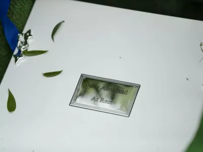 Dojenčka Aucklanda so aprila letos pokopali na lokalnem pokopali&scaron;ču. Postavili so mu tudi spomenik. 