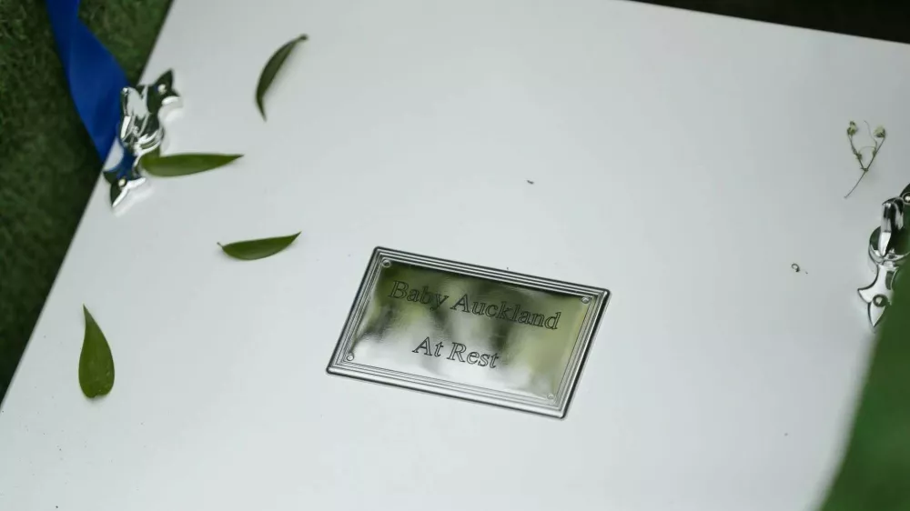 Dojenčka Aucklanda so aprila letos pokopali na lokalnem pokopali&scaron;ču. Postavili so mu tudi spomenik. 