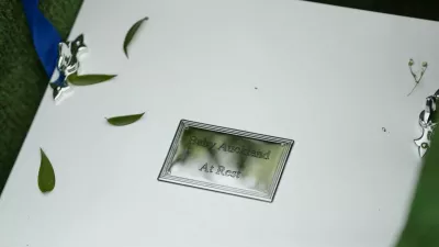 Dojenčka Aucklanda so aprila letos pokopali na lokalnem pokopališču. Postavili so mu tudi spomenik. 