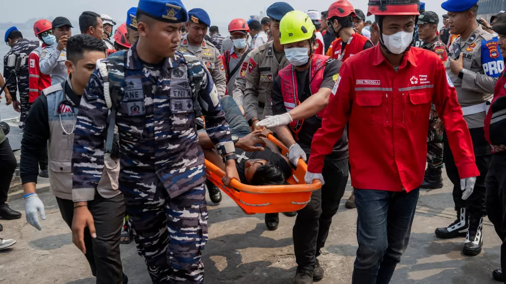 FILE PHOTO: Rescuers using a stretcher carry a passenger of the Virgo Transport 8 ferry that capsized in the Java Sea while sailing from Surabaya in East Java to Banjarmasin in South Kalimantan,&nbsp;upon arrival at Trisakti port in Banjarmasin, South Kalimantan province, Indonesia, September 15, 2026. REUTERS/Stringer/File Photo