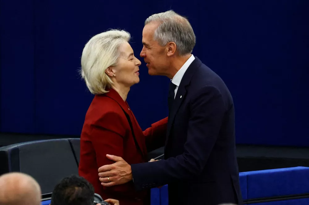 Canadian Prime Minister Mark Carney is congratulated by European Commission President Ursula von der Leyen after his speech at the European Parliament in Strasbourg, France September 17, 2026. REUTERS/Yves Herman   TPX IMAGES OF THE DAY