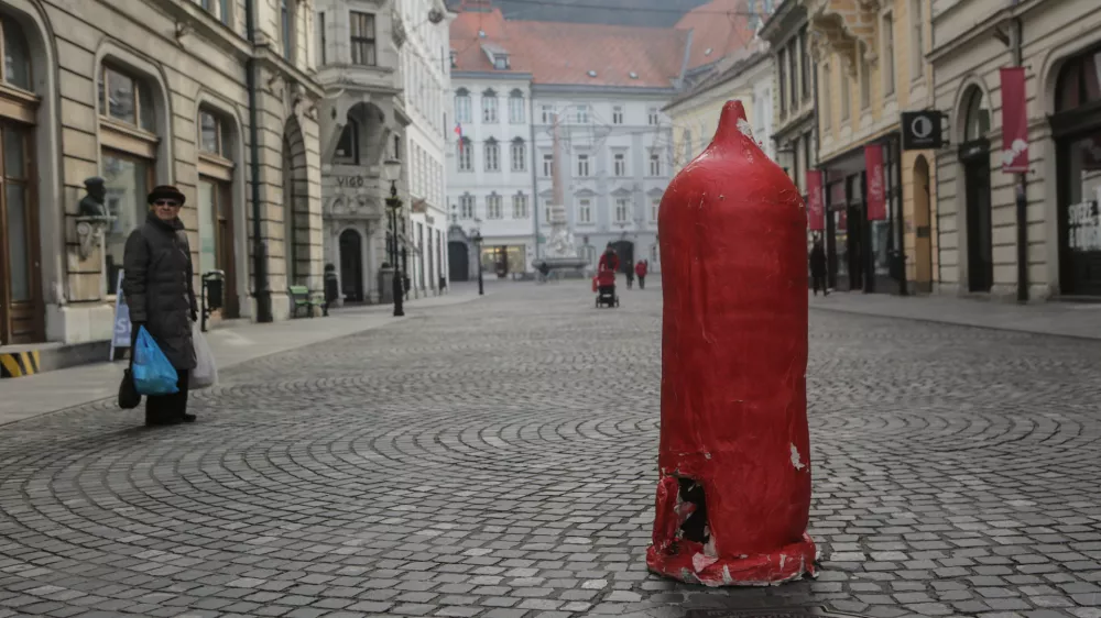 - kondom -- 01.12. 2016 - Svetovni dan boja proti aidsu -  v Sloveniji je bilo v leto&scaron;njem letu do 22. novembra prijavljenih že 56 novih diagnoz okuženih s HIV, kar je največ kadarkoli doslej -  //FOTO: Luka Cjuha.