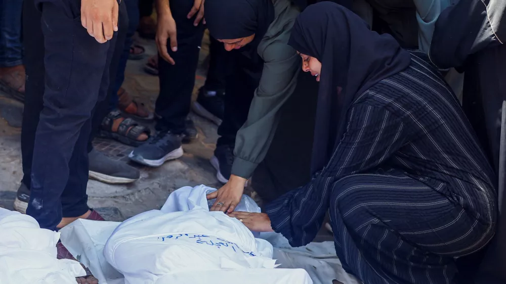 Mourners react during the funeral of Palestinians who were killed when a residential building that had been damaged in an earlier Israeli strike during the war collapsed, according to medics, at Al Shifa Hospital in Gaza City, September 16, 2026. REUTERS/Mohammed Issa