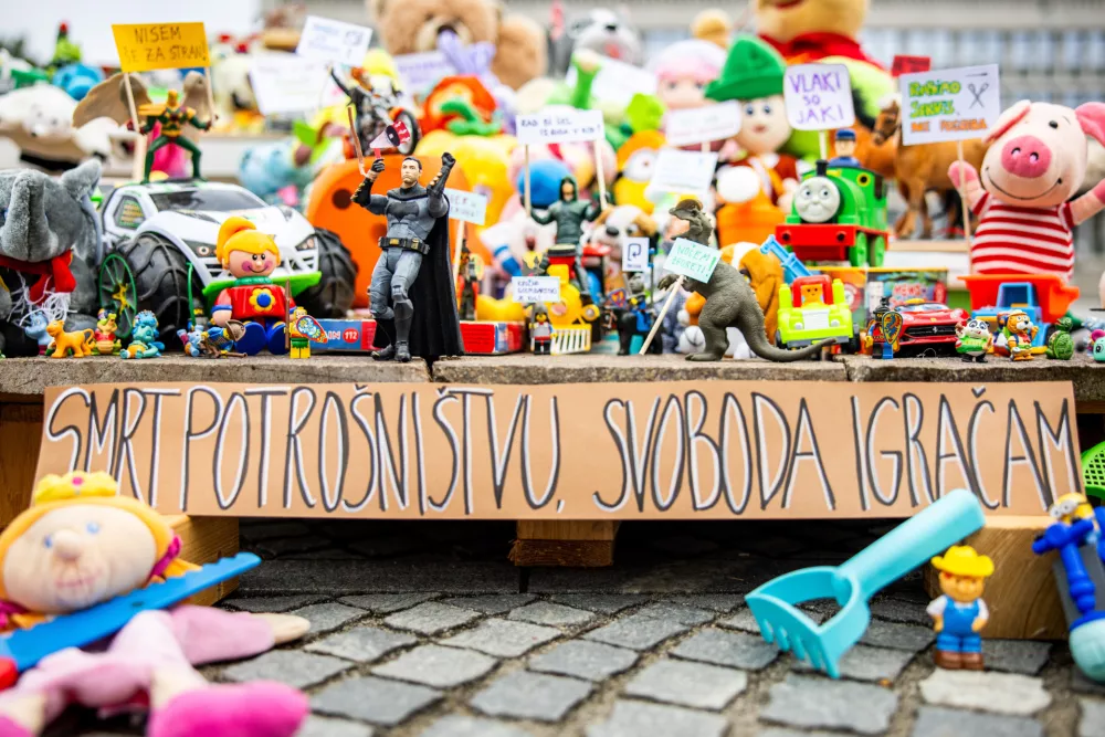 Ljubljana, Trg republike.Protest igrac, ki ga je ob zakljucku raziskovalno-zagovorniskega projekta 5 minut veselja, ki opozarja na problem ravnanja z odpadnimi igracami, pripravilo drustvo Ekologi brez meja.