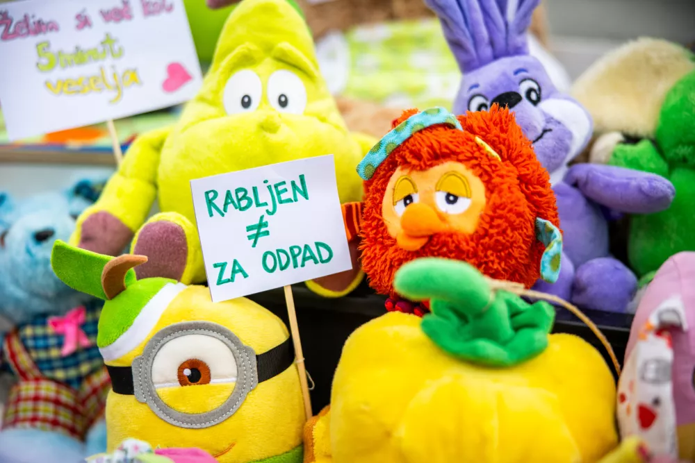 Ljubljana, Trg republike.Protest igrac, ki ga je ob zakljucku raziskovalno-zagovorniskega projekta 5 minut veselja, ki opozarja na problem ravnanja z odpadnimi igracami, pripravilo drustvo Ekologi brez meja.