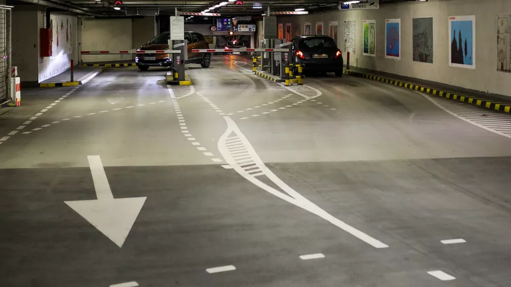 - 12.01.2021 - Parkirna hi&scaron;a PH Kongresni trg &ndash; garažna hi&scaron;a je opremljena z avtomatskimi vhodno-izhodnim sistemi, avtomatskimi blagajnami in video nadzornim sistemom - //FOTO: Bojan Velikonja