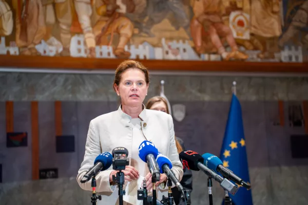Ljubljana, DZ.Izjave za medije predsednika Gibanja Svoboda Roberta Goloba ter poslanke Svobode Alenke Bratusek, v kateri sta predstavila alternativo interventnemu zakonu za razvoj Slovenije.