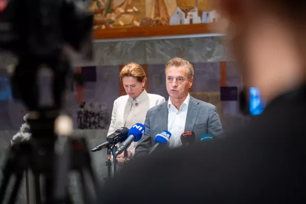 Ljubljana, DZ.Izjave za medije predsednika Gibanja Svoboda Roberta Goloba ter poslanke Svobode Alenke Bratusek, v kateri sta predstavila alternativo interventnemu zakonu za razvoj Slovenije.