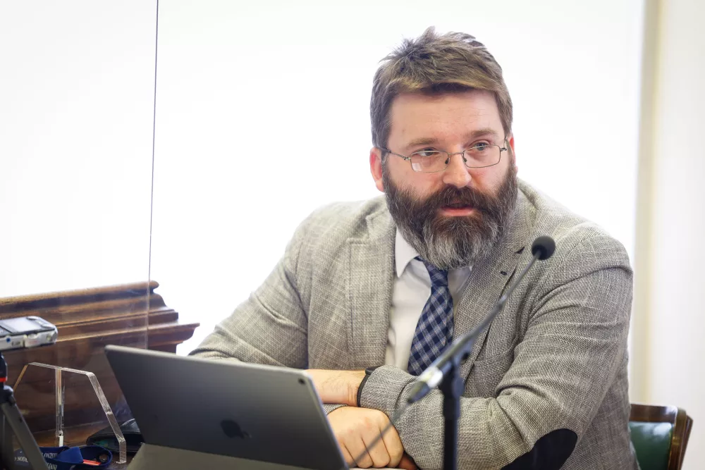Ljubljana, sodisce.Novinarska konferenca Okroznega sodisca v Ljubljani o projektu TIPKO - implementacija strojnih prepisov zvocnih zapisov v delovni proces sodisca.Vodja specializiranega oddelka na Okroznem sodiscu v Ljubljani Ciril Kersmanc.