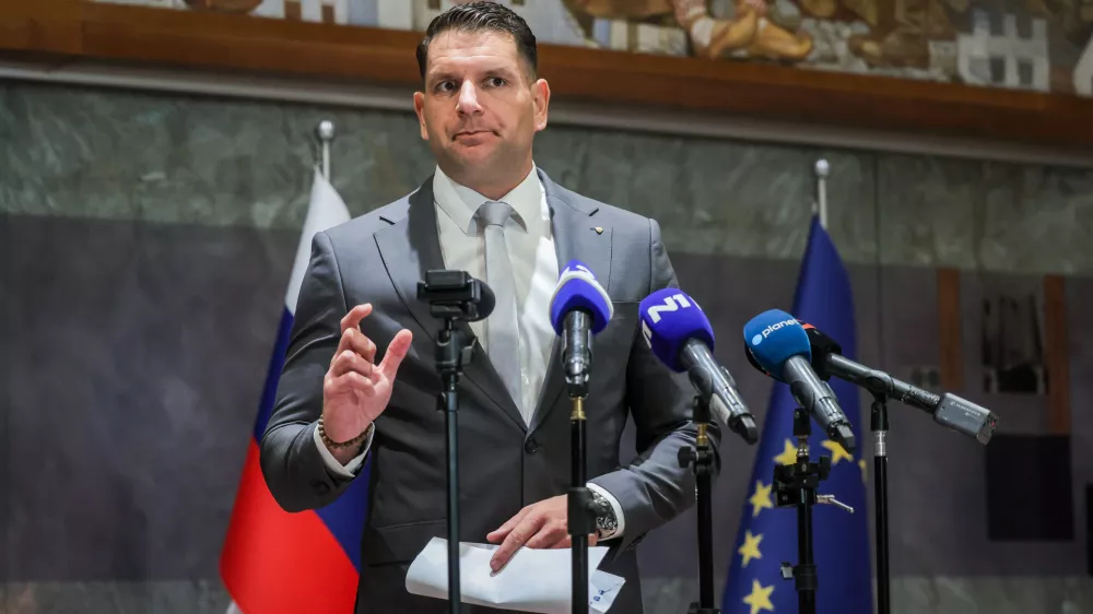 Ljubljana, DZ.Izredna seja DZ, na kateri so obravnavali zahtevo Specializiranega drzavnega tozilstva za odlocitev o dovoljenju za zacetek kazenskega postopka zoper poslanca Svobode Roberta Goloba v zadevi Bobnar.Izjava za medije predsednika DZ Zorana Stevanovica.