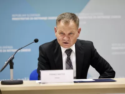 Ljubljana, Ministrstvo za notranje zadeve.Izjava ministra za notranje zadeve Francija Matoza in predstavnikov policije glede dogodka na gorenjski avtocesti.