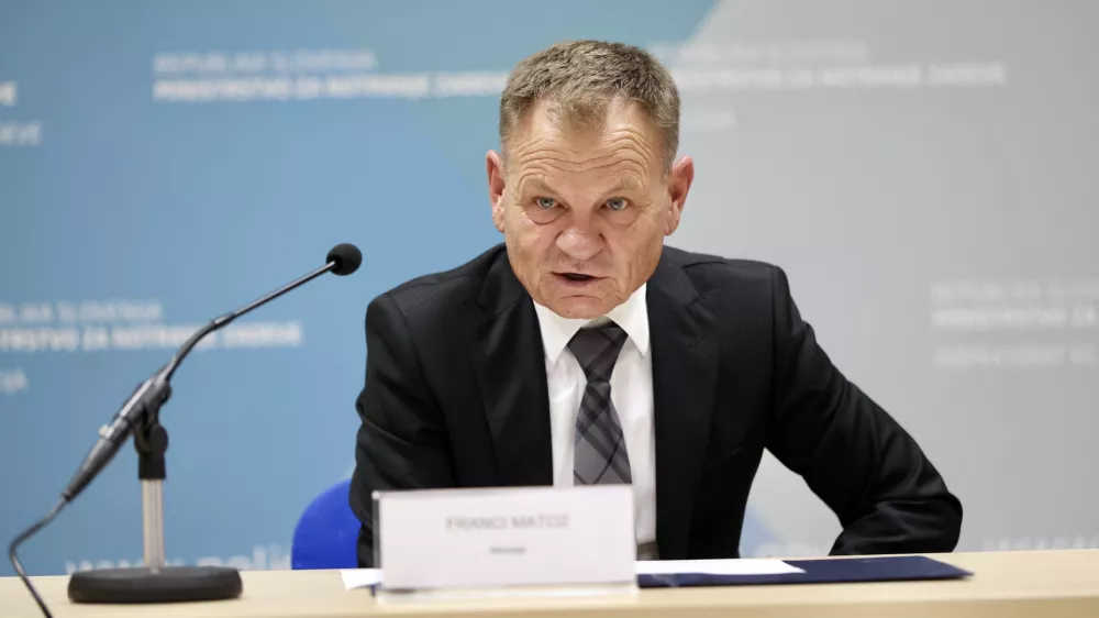 Ljubljana, Ministrstvo za notranje zadeve.Izjava ministra za notranje zadeve Francija Matoza in predstavnikov policije glede dogodka na gorenjski avtocesti.