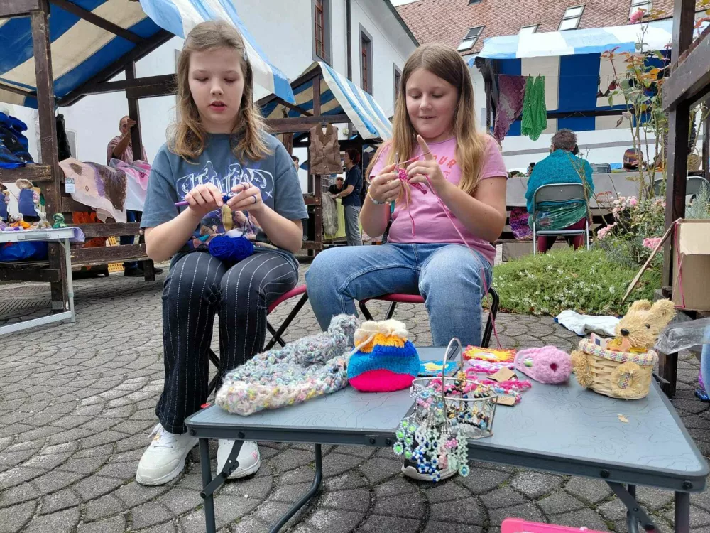 Gabriela (desno) in Monika sta se lotili kvačkanja svoje izdelke, med katerimi so se na&scaron;li mo&scaron;njički, verižice, zapestnice in tudi manj&scaron;e torbice pa sta podarili za manj&scaron;i prispevek. 