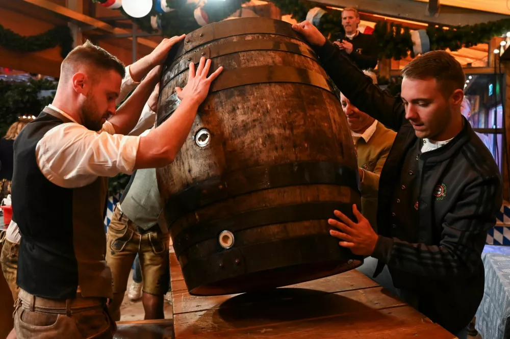 Staff members prepare the first beer barrel to be opened by Munich Mayor Dominik Krause during the opening ceremony of the 191st Oktoberfest, the world's largest beer festival, in Munich, Germany, September 19, 2026. REUTERS/Fariha Farooqui   TPX IMAGES OF THE DAY