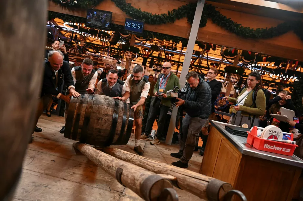 Staff members prepare the first beer barrel to be opened by Munich Mayor Dominik Krause during the opening ceremony of the 191st Oktoberfest, the world's largest beer festival, in Munich, Germany, September 19, 2026. REUTERS/Fariha Farooqui