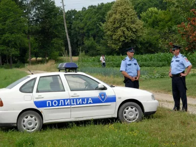 Učence in učitelje so po grožnjah evakuirali, policija pa pregleduje &scaron;ole. 