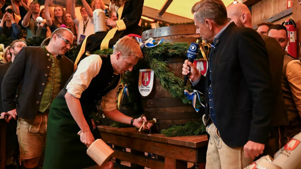 Mayor of Munich Dominik Krause taps the first barrel of beer during the opening ceremony of the 191st Oktoberfest, the world's largest beer festival in Munich, Germany, September 19, 2026. REUTERS/Fariha Farooqui   TPX IMAGES OF THE DAY