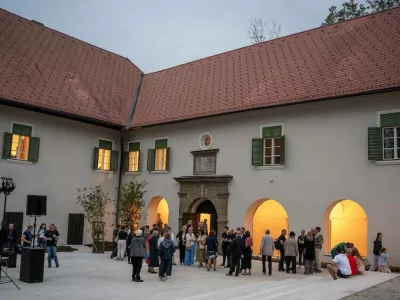 Dvori&scaron;če prenovljenega dvorca. F Mitja Verdnik