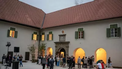 Dvori&scaron;če prenovljenega dvorca. F Mitja Verdnik