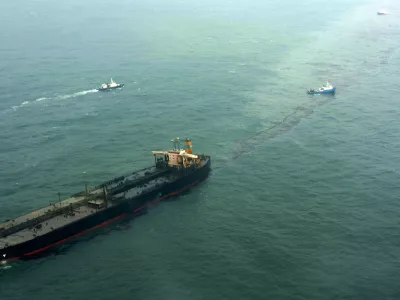 The Hong Kong-registered Hebei Spirit oil tanker spills oil on the sea after an accident in Taean, about 170km (106 miles) southwest of Seoul, December 7, 2007. The large oil tanker was gushing thousands of tonnes of oil off South Korea's west coast on Wednesday after being hit a barge, South Korea's maritime ministry said on Friday. REUTERS/Yun Seok-ee/Yonhap (SOUTH KOREA) KOREA OUT. NO SALES. NO ARCHIVES