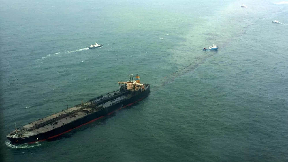 The Hong Kong-registered Hebei Spirit oil tanker spills oil on the sea after an accident in Taean, about 170km (106 miles) southwest of Seoul, December 7, 2007. The large oil tanker was gushing thousands of tonnes of oil off South Korea's west coast on Wednesday after being hit a barge, South Korea's maritime ministry said on Friday. REUTERS/Yun Seok-ee/Yonhap (SOUTH KOREA) KOREA OUT. NO SALES. NO ARCHIVES
