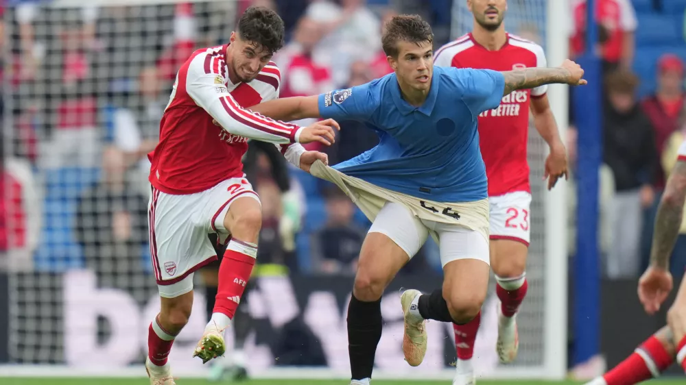 Arsenal's Kai Havertz pulls Brighton's Luka Vuskovic during the English Premier League soccer match between Brighton & Hove Albion and Arsenal in Brighton, England, Saturday, Sept. 19, 2026. (AP Photo/Kin Cheung)