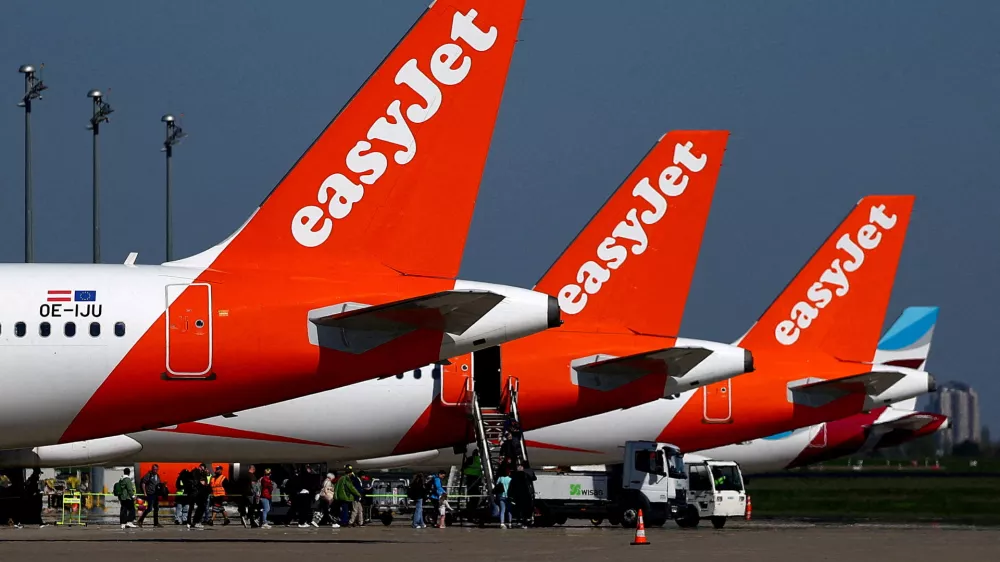 FILE PHOTO: FILE PHOTO: Passengers board an easyJet aircraft at the Berlin Brandenburg Airport in Schoenefeld, Germany, April 21, 2026. REUTERS/Lisi Niesner/File Photo/File Photo