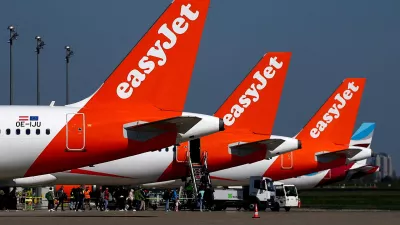FILE PHOTO: FILE PHOTO: Passengers board an easyJet aircraft at the Berlin Brandenburg Airport in Schoenefeld, Germany, April 21, 2026. REUTERS/Lisi Niesner/File Photo/File Photo