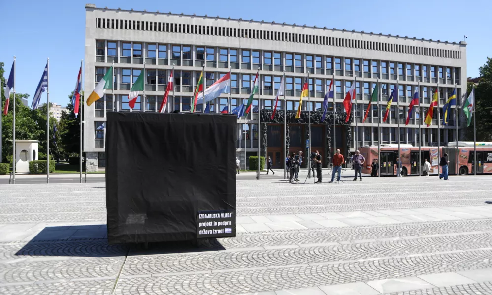 Točno ob 11:00 bomo na Trgu republike izvedli simbolično akcijo, ki bo ponazorila vso absurdnost trenutne politične situacije in tudi z lastnimi besedami politikov najbolj nazorno možno predstavila njihovo izdajo volilk in volilcev, ki so jim verjeli.. protest black cube foto luka cjuha