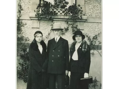 Družina Hribar: Zlatica, Ivan in Marija pred vilo Zlatica, najverjetneje ob Hribarjevi 80-letnici, 1931