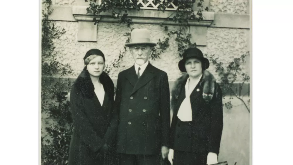 Družina Hribar: Zlatica, Ivan in Marija pred vilo Zlatica, najverjetneje ob Hribarjevi 80-letnici, 1931