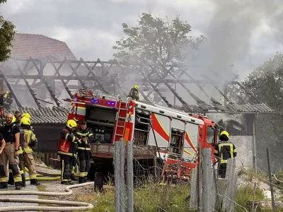 V naselju Vnajnarje v Sostrem v Ljubljani je pogorel hlev. 