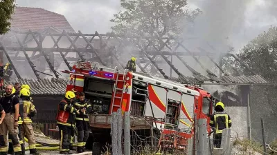 V naselju Vnajnarje v Sostrem v Ljubljani je pogorel hlev. 