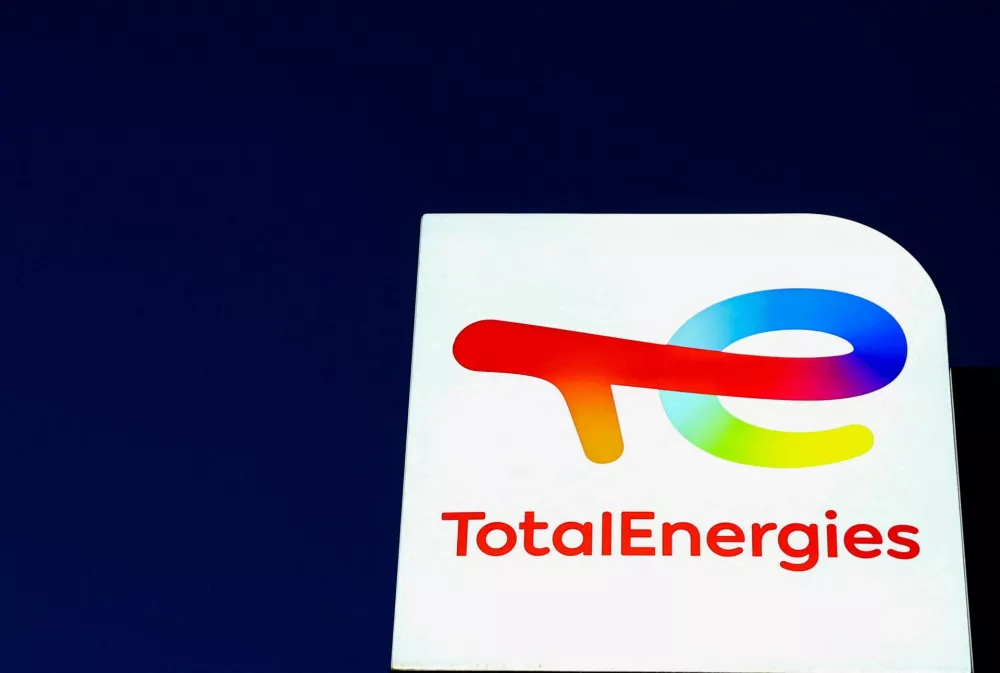 FILE PHOTO: The logo of French oil and gas company TotalEnergies at a petrol station in Paris, France, April 8, 2026. REUTERS/Abdul&nbsp;Saboor/File Photo / Foto: Abdul Saboor